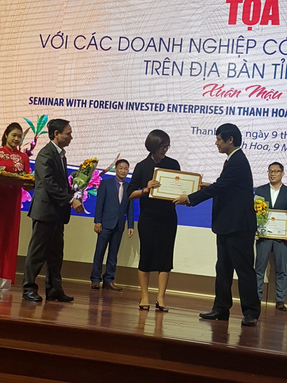 Công ty TNHH Vaude Việt Nam đón nhận Bằng khen của BLĐ Tỉnh Thanh Hóa