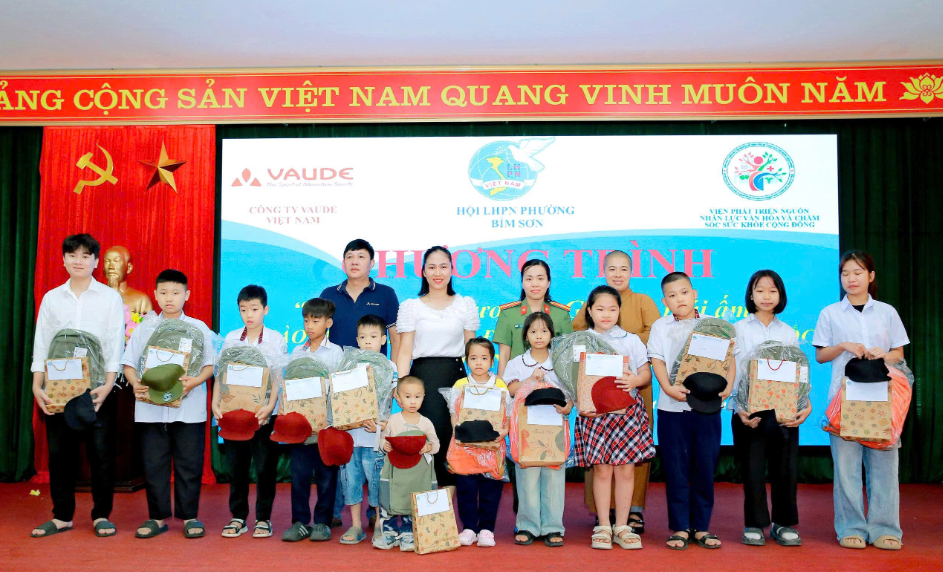 CÔNG TY VAUDE TRAO HƠN 70 SUẤT QUÀ CHO TRẺ EM MỒ CÔI CÓ HOÀN CẢNH KHÓ KHĂN