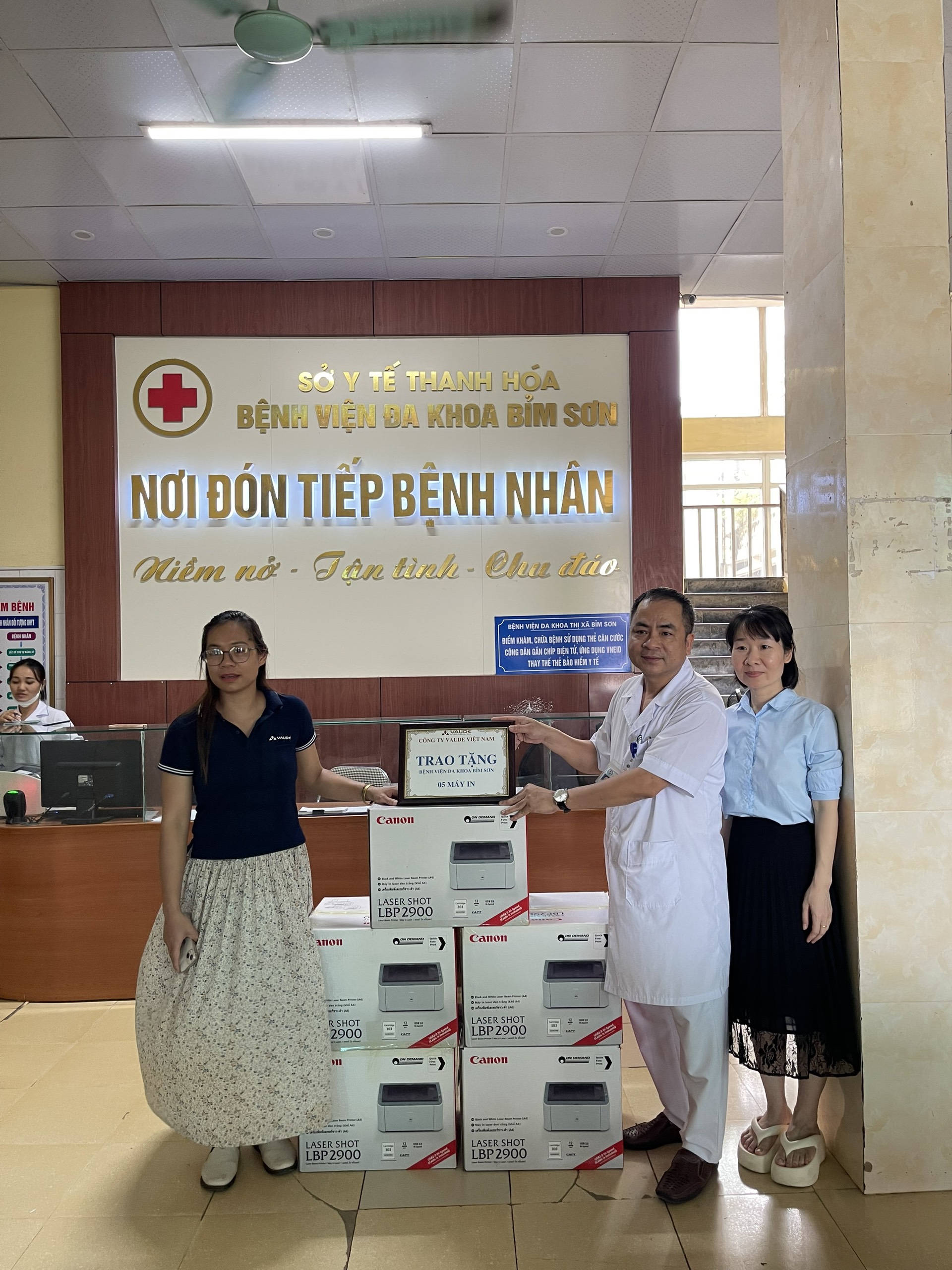 Trao tặng 05 máy in cho bệnh viện Bỉm Sơn.